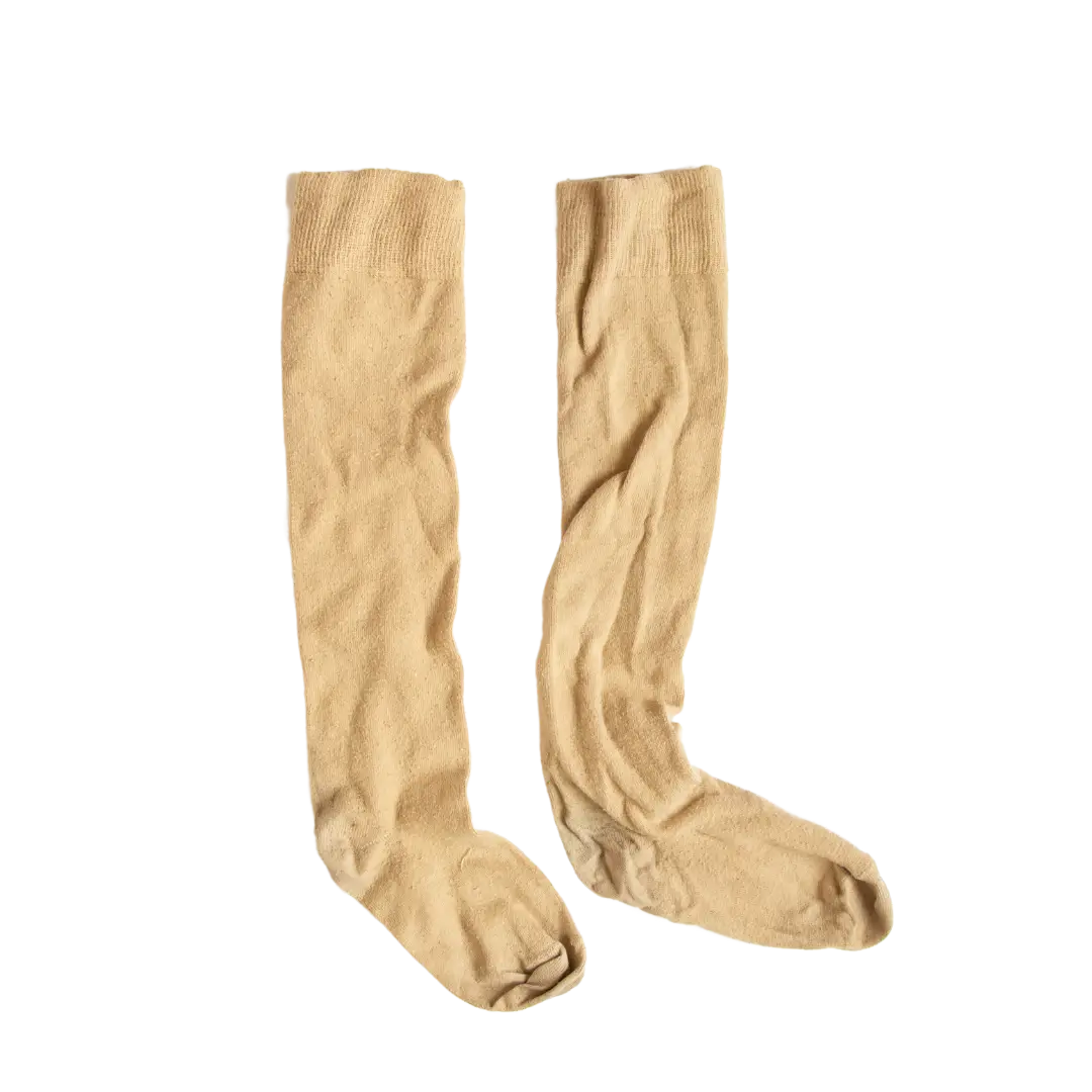 Chaussettes classiques avec compression trop forte, difficiles à enfiler et fabriquées en matériaux synthétiques